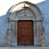 Quello centrale, riccamente fregiato, � considerato il pezzo di maggior pregio del prospetto. Realizzato nel 300 in calcare, sfoggia una rappresentazione scultorea dei testi biblici e si compone di tre �strati� terminanti in arco a sesto acuto